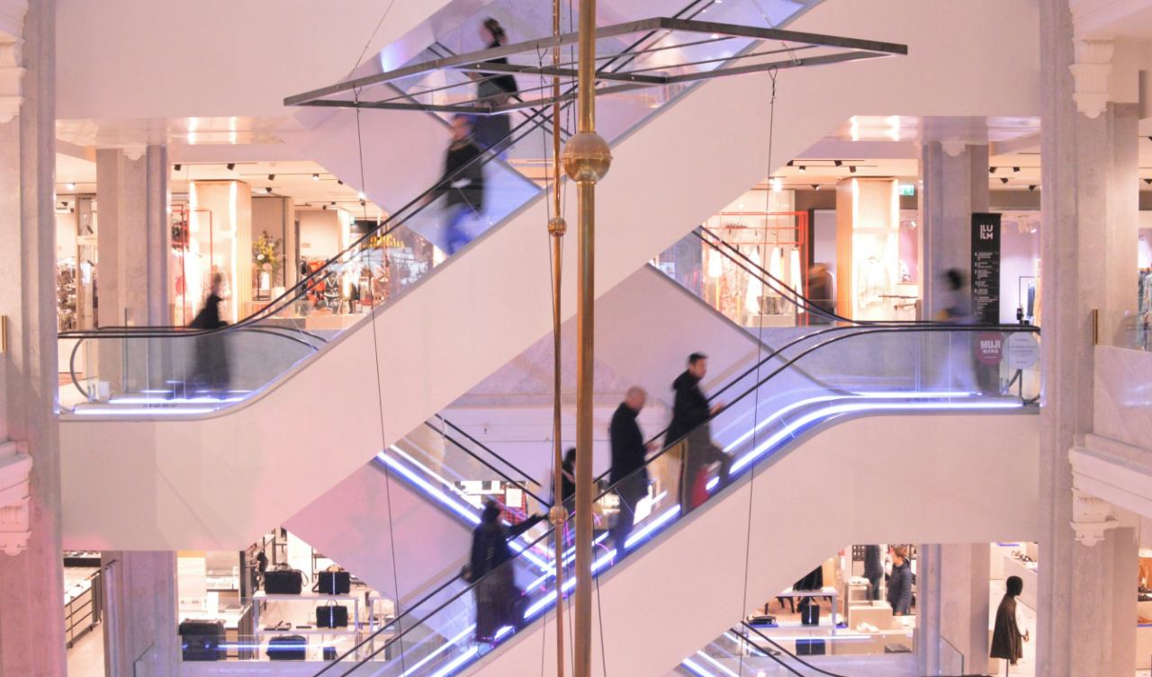 Multilingual wayfinding, or how to attract tourists and foreign customers to your shopping mall?